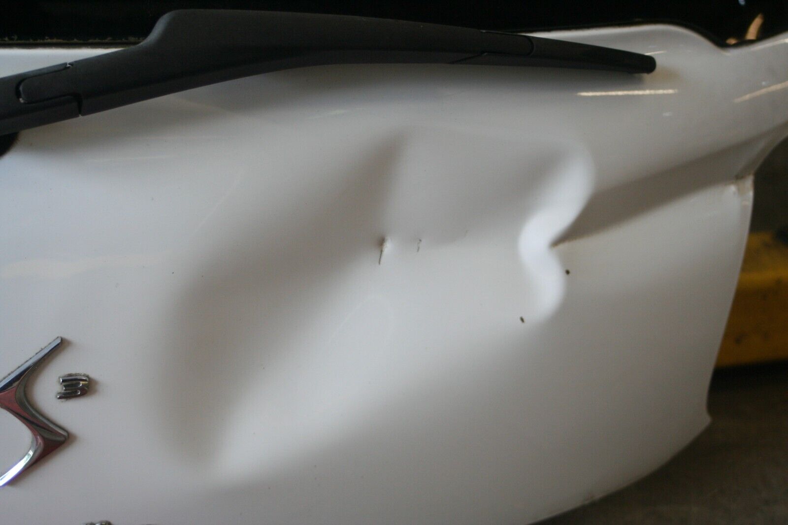 2010 CITROEN DS3. BOOT LID TAIL GATE IN WHITE DENTED COMPLETE - Image 5