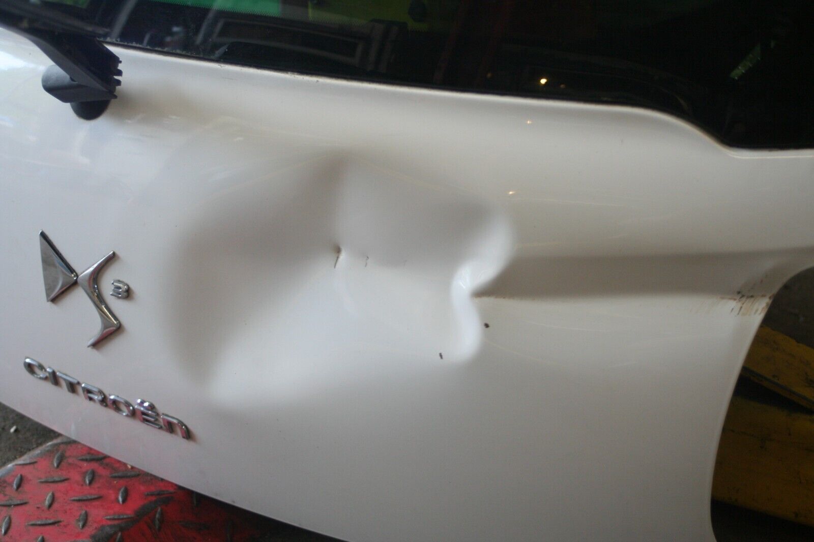 2010 CITROEN DS3. BOOT LID TAIL GATE IN WHITE DENTED COMPLETE - Image 6