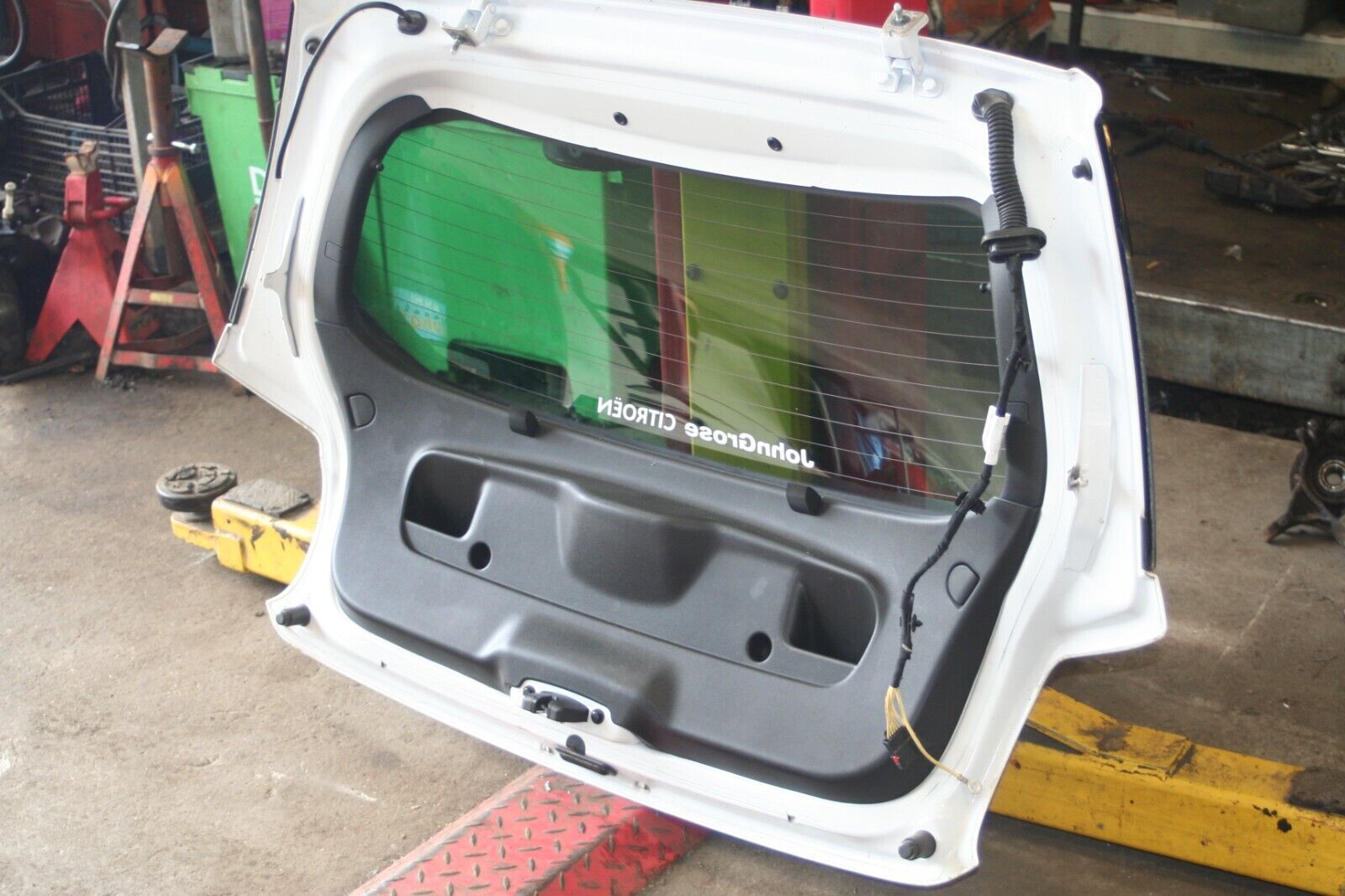 2010 CITROEN DS3. BOOT LID TAIL GATE IN WHITE DENTED COMPLETE - Image 7