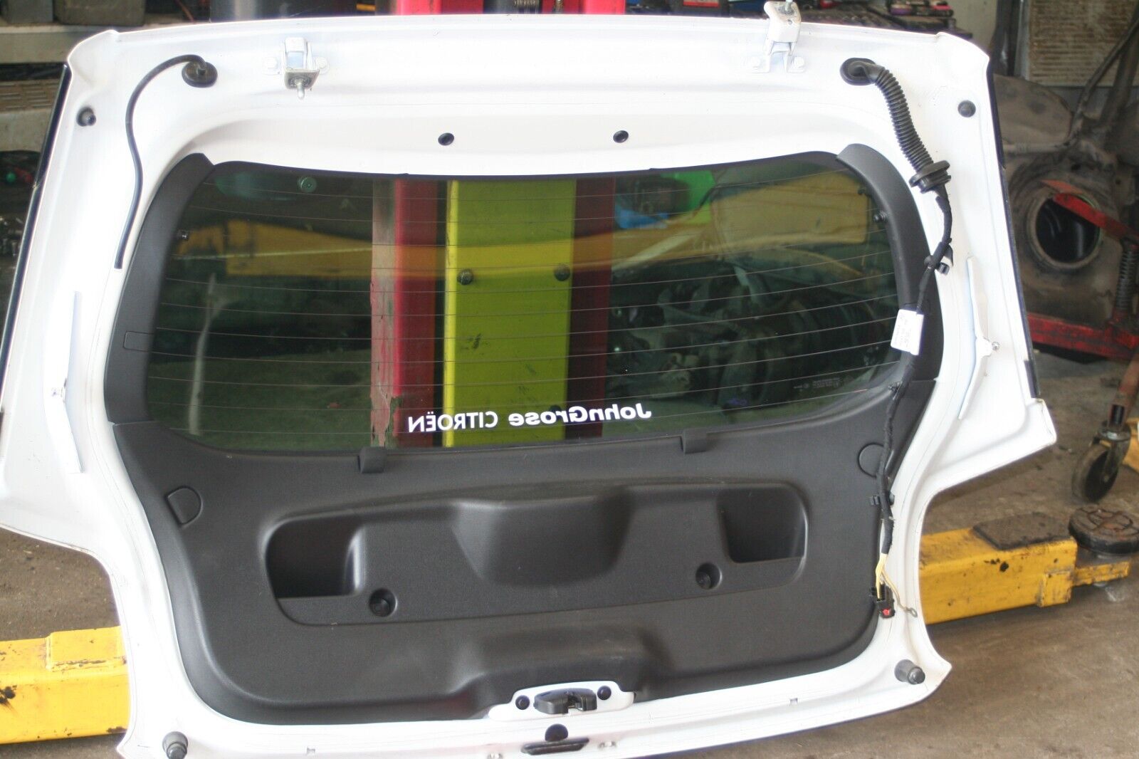 2010 CITROEN DS3. BOOT LID TAIL GATE IN WHITE DENTED COMPLETE - Image 8