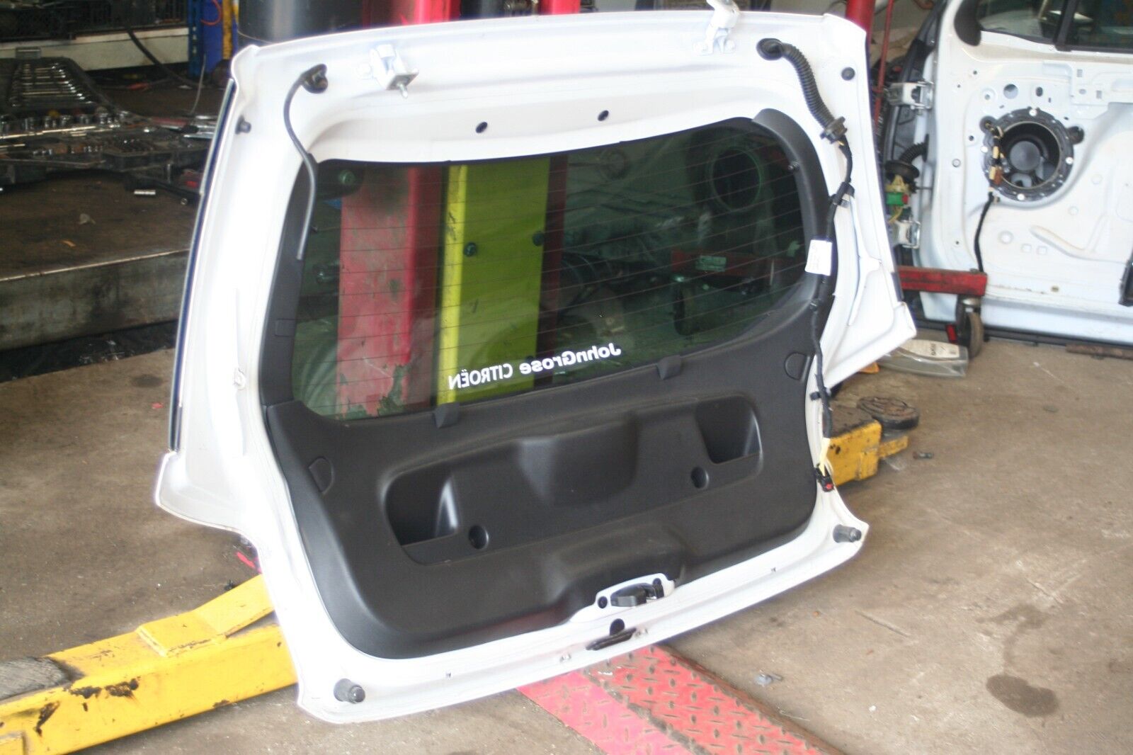 2010 CITROEN DS3. BOOT LID TAIL GATE IN WHITE DENTED COMPLETE - Image 9