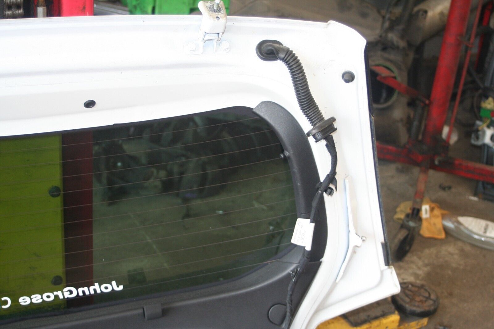 2010 CITROEN DS3. BOOT LID TAIL GATE IN WHITE DENTED COMPLETE - Image 10