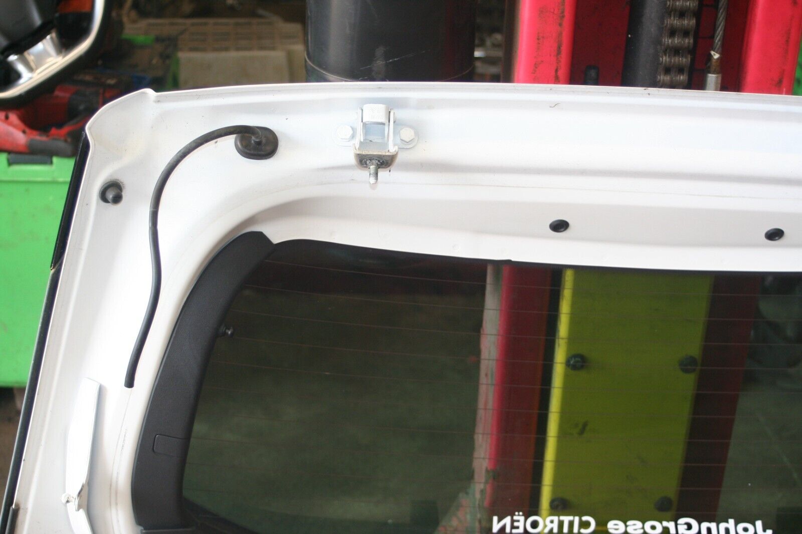 2010 CITROEN DS3. BOOT LID TAIL GATE IN WHITE DENTED COMPLETE - Image 11