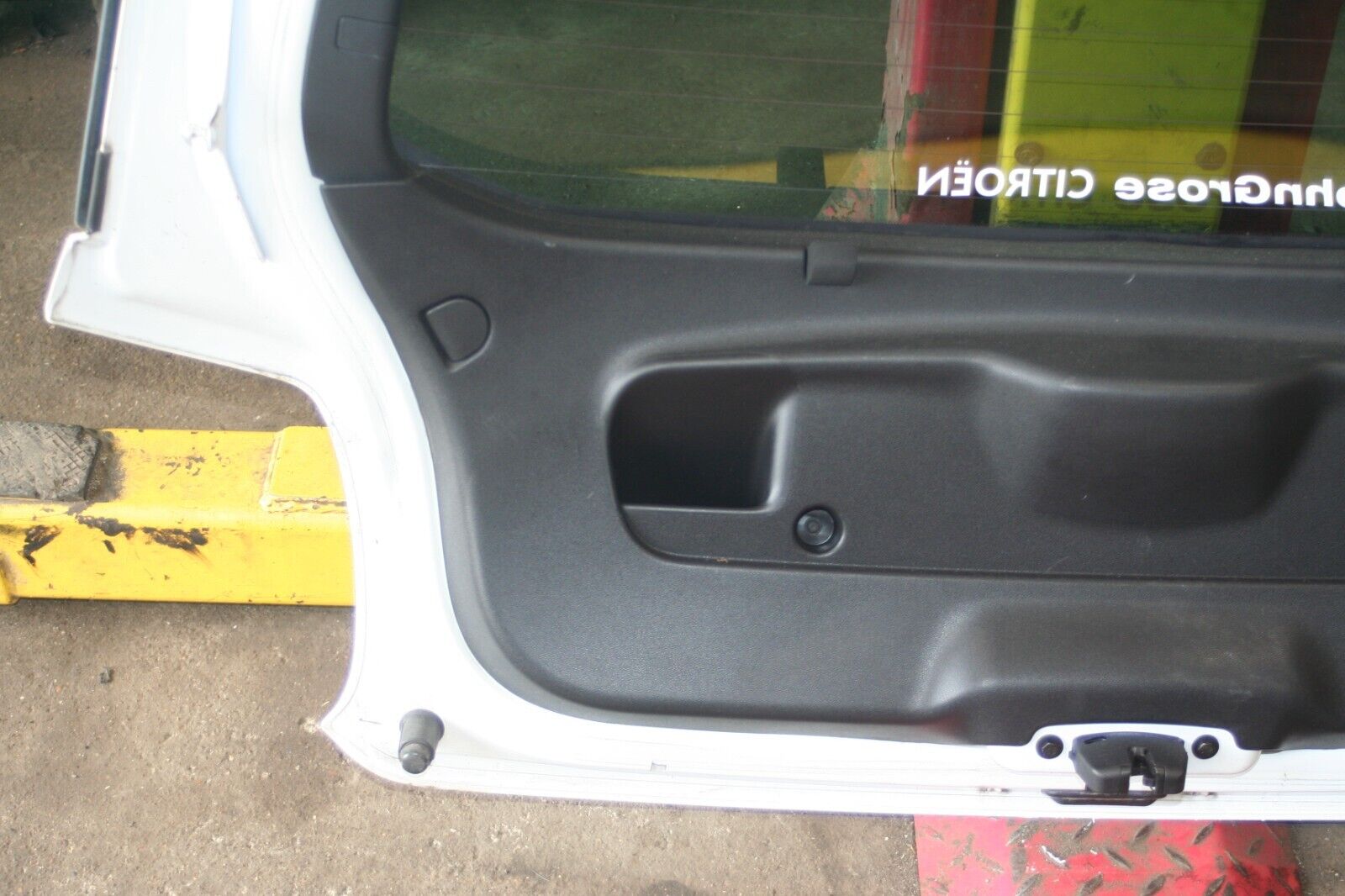 2010 CITROEN DS3. BOOT LID TAIL GATE IN WHITE DENTED COMPLETE - Image 12