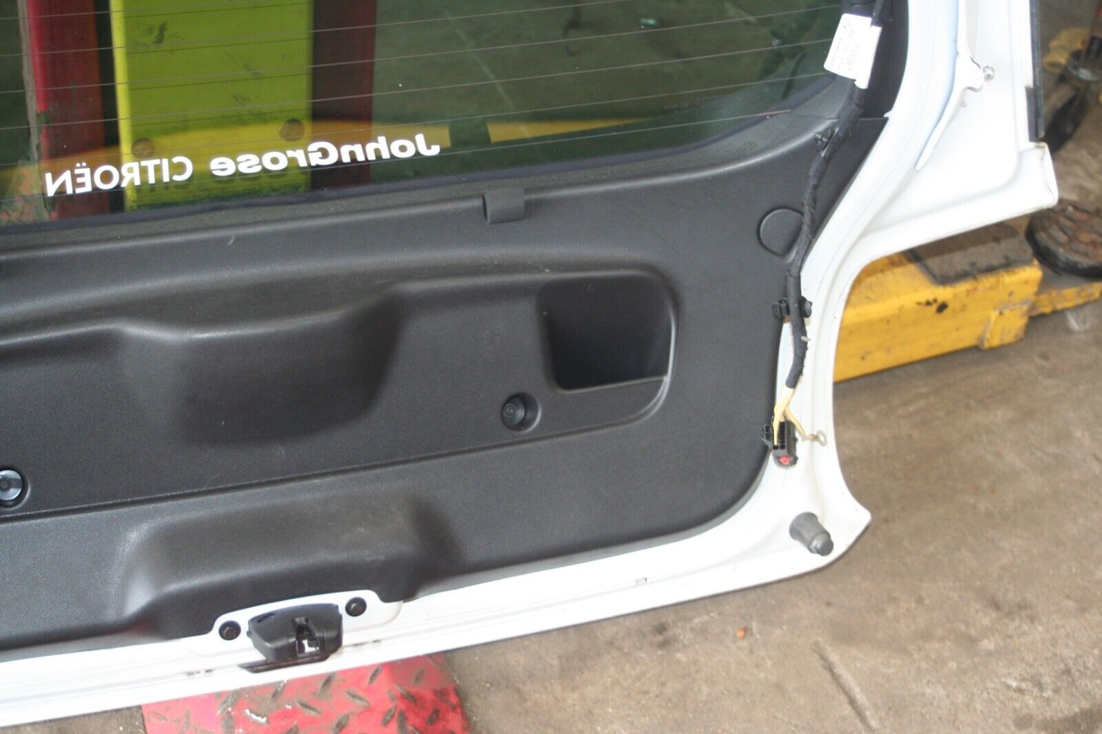 2010 CITROEN DS3. BOOT LID TAIL GATE IN WHITE DENTED COMPLETE - Image 13