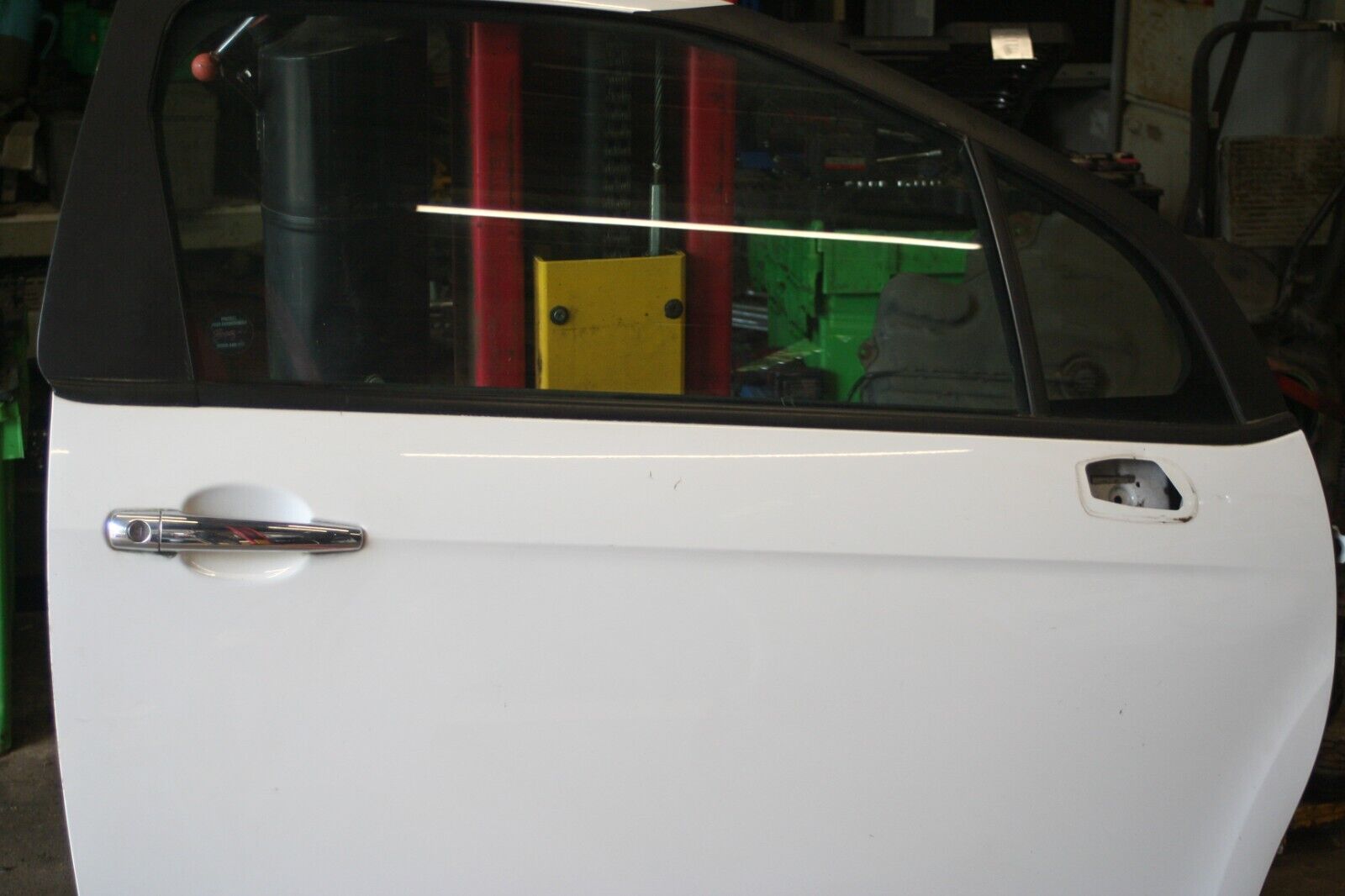 2010 CITROEN DS3. DRIVERS SIDE DOOR IN WHITE NO DOOR CARD OR WING MIRROR - Image 2