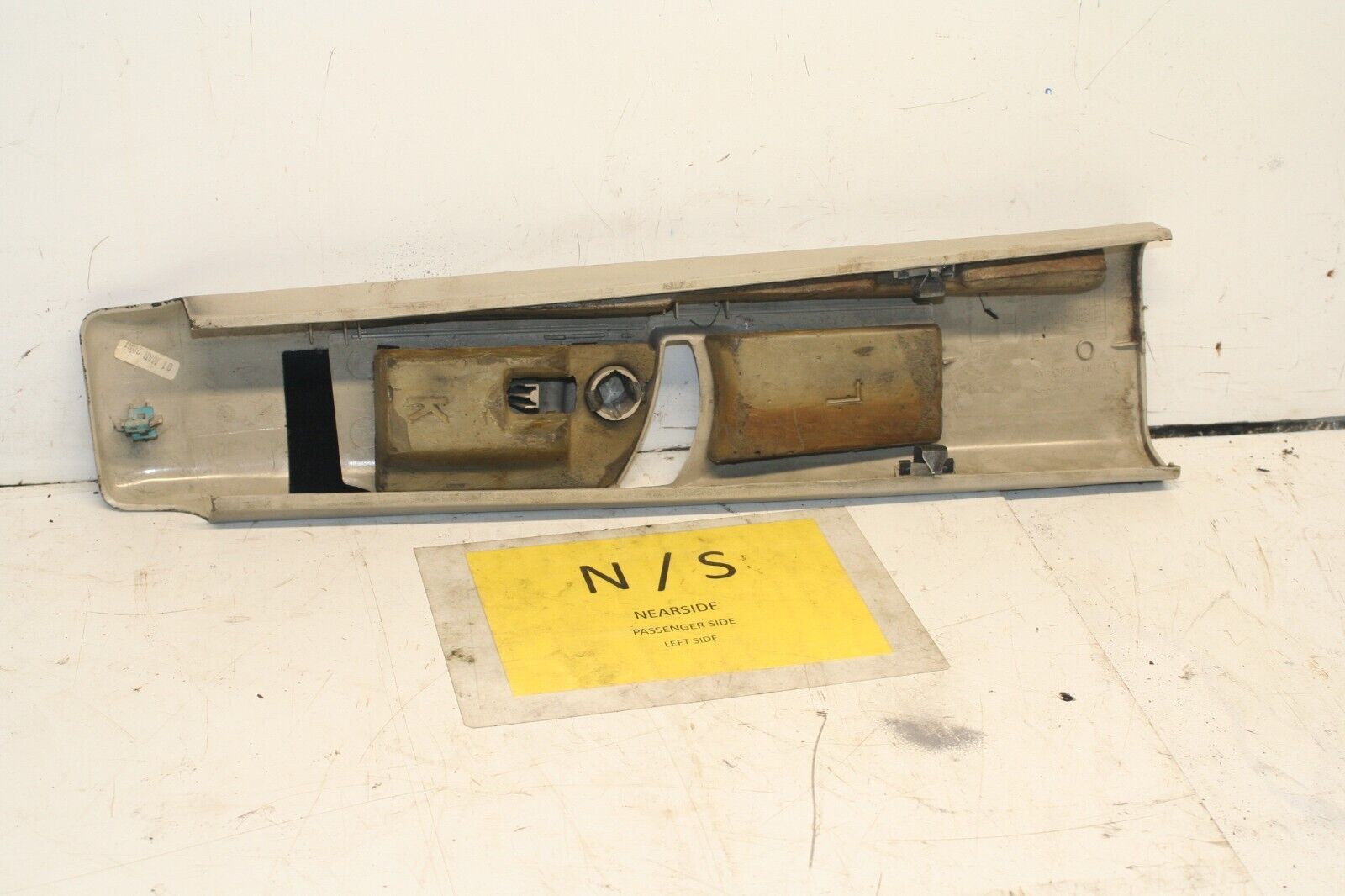 2001 LAND ROVER DISCOVERY 2 TD5. PASSENGER SIDE B PILLAR TRIM UPPER - Image 3