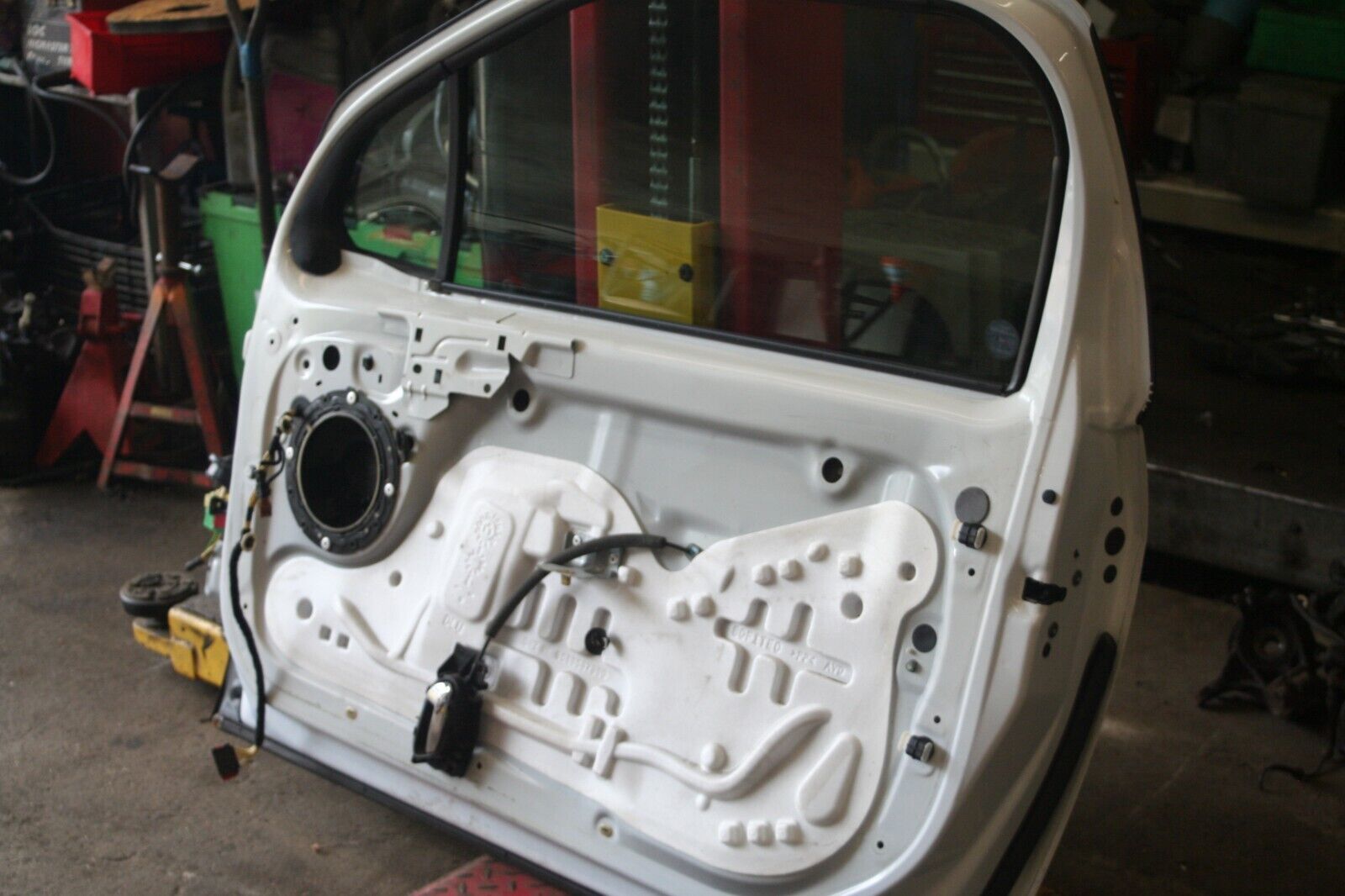 2010 CITROEN DS3. DRIVERS SIDE DOOR IN WHITE NO DOOR CARD OR WING MIRROR - Image 7