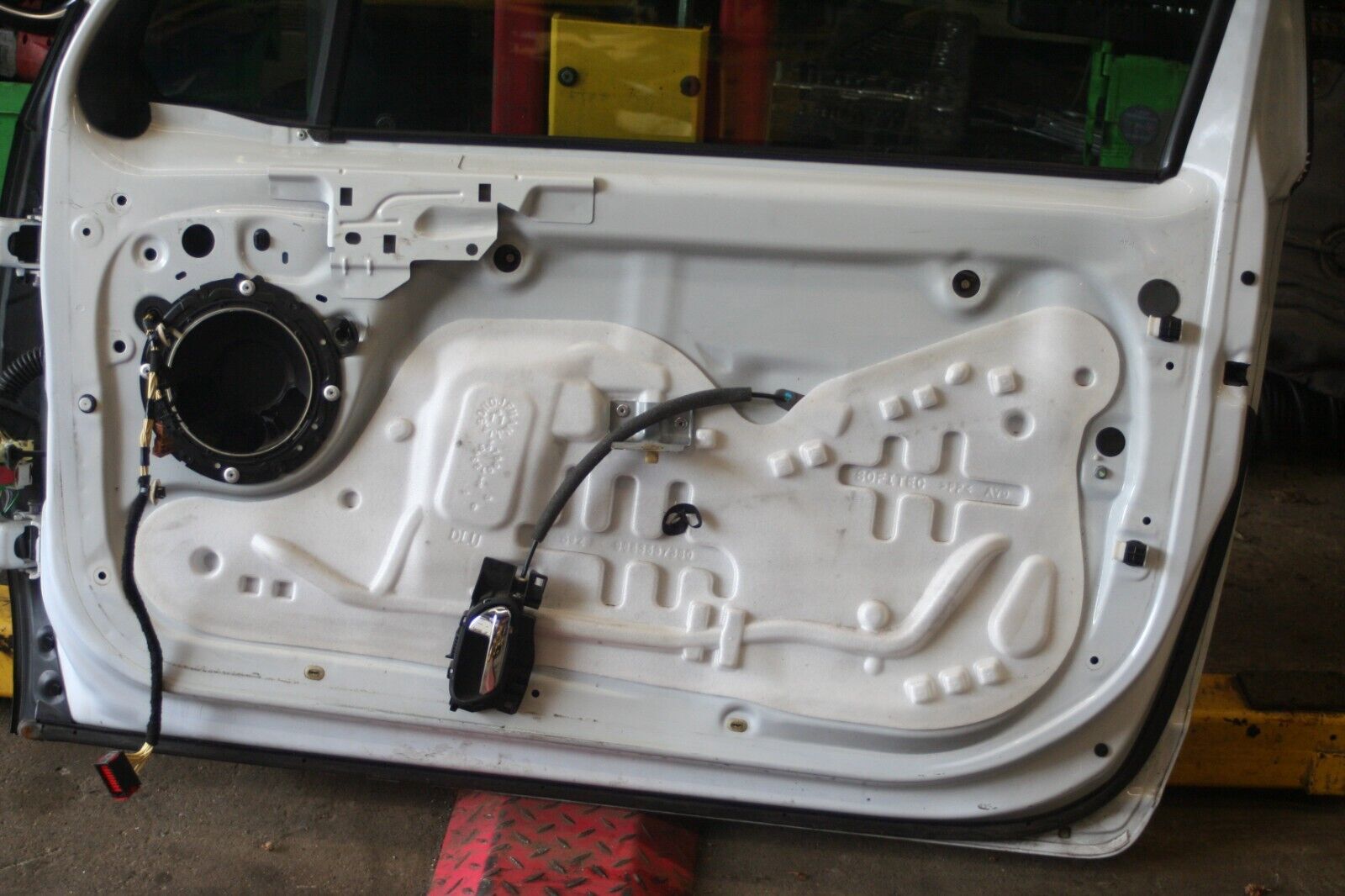 2010 CITROEN DS3. DRIVERS SIDE DOOR IN WHITE NO DOOR CARD OR WING MIRROR - Image 9