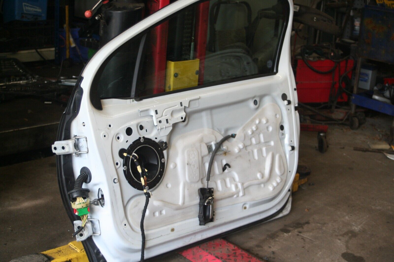 2010 CITROEN DS3. DRIVERS SIDE DOOR IN WHITE NO DOOR CARD OR WING MIRROR - Image 10