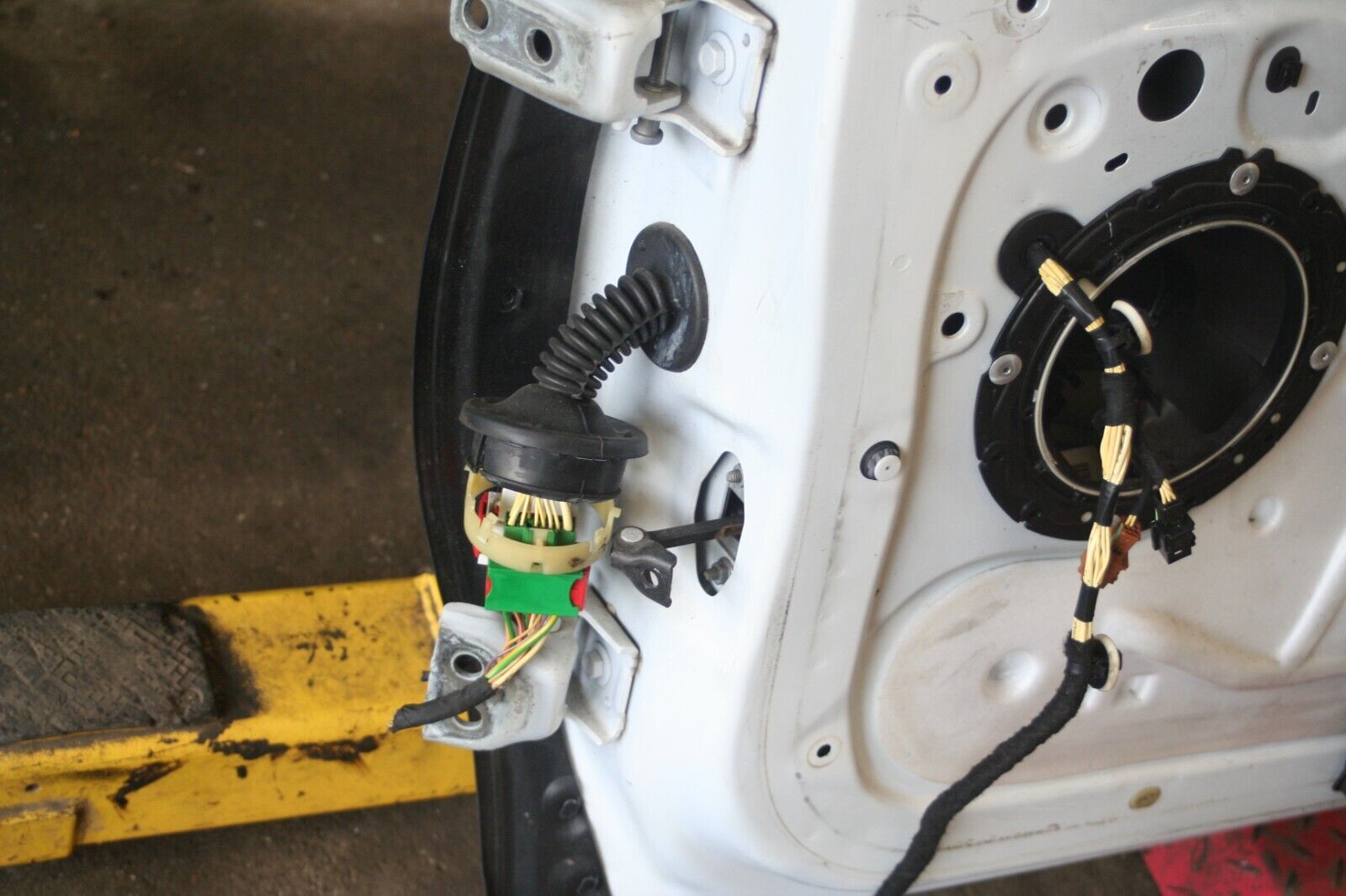 2010 CITROEN DS3. DRIVERS SIDE DOOR IN WHITE NO DOOR CARD OR WING MIRROR - Image 11