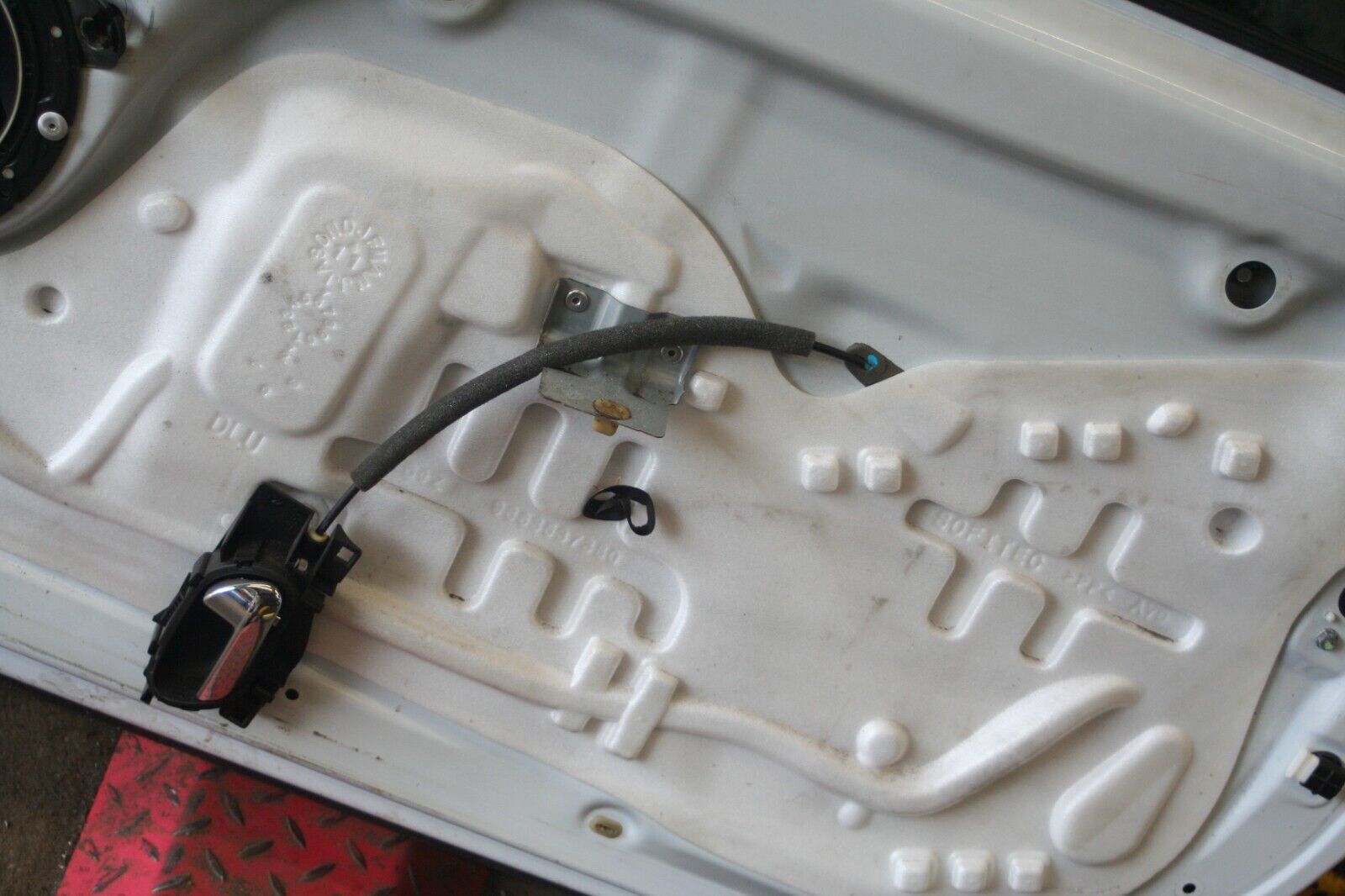 2010 CITROEN DS3. DRIVERS SIDE DOOR IN WHITE NO DOOR CARD OR WING MIRROR - Image 12