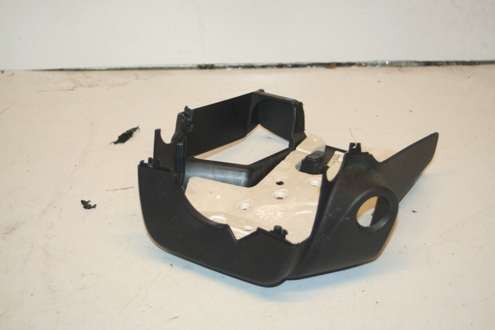 2010 CITROEN DS3. STEERING COWLING TRIM LOWER - Image 4