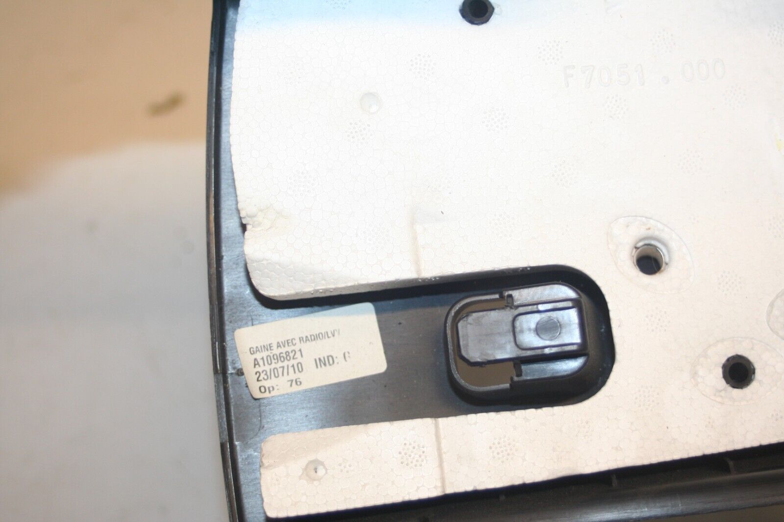 2010 CITROEN DS3. STEERING COWLING TRIM LOWER - Image 6