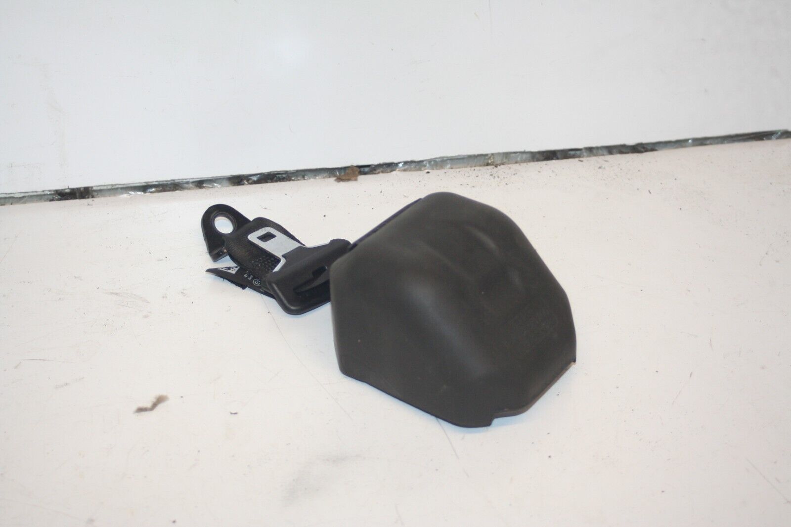 2010 CITROEN DS3. DRIVER SIDE REAR SEAT BELT