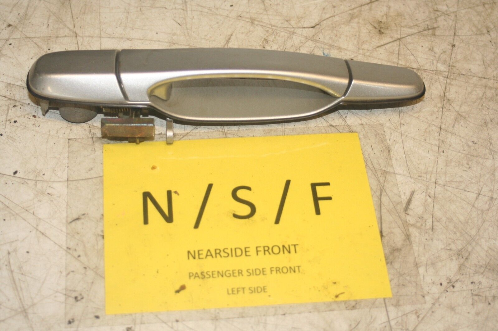 2004 LEXUS IS200. PASSENGER SIDE FRONT OUTER DOOR HANDLE IN SILVER