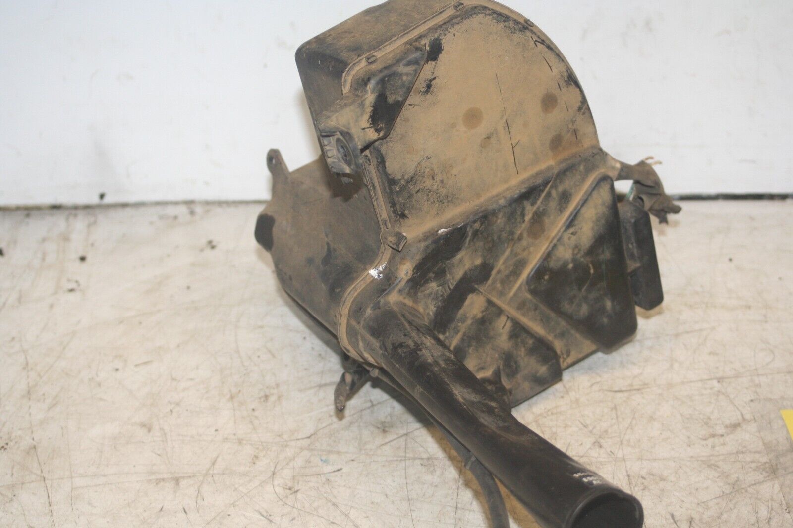 2004 LEXUS IS200. SCREEN WASH WASHER BOTTLE TANK + PUMP