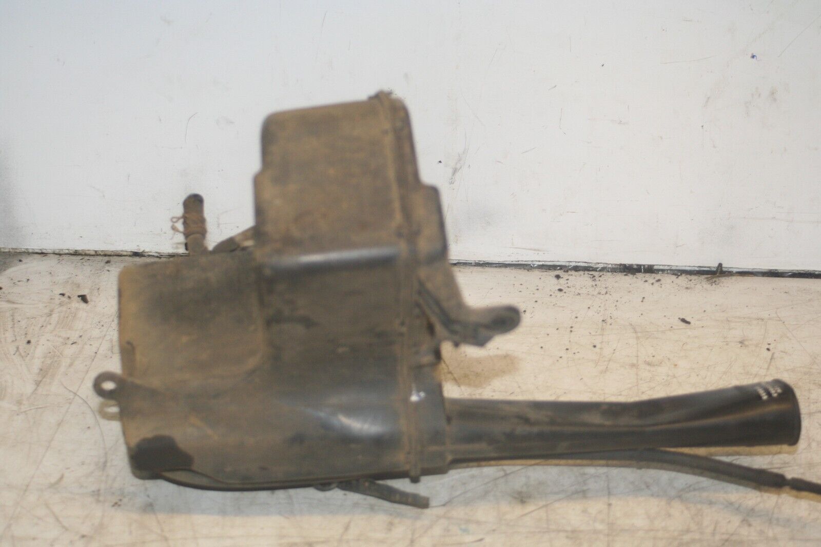 2004 LEXUS IS200. SCREEN WASH WASHER BOTTLE TANK + PUMP - Image 2