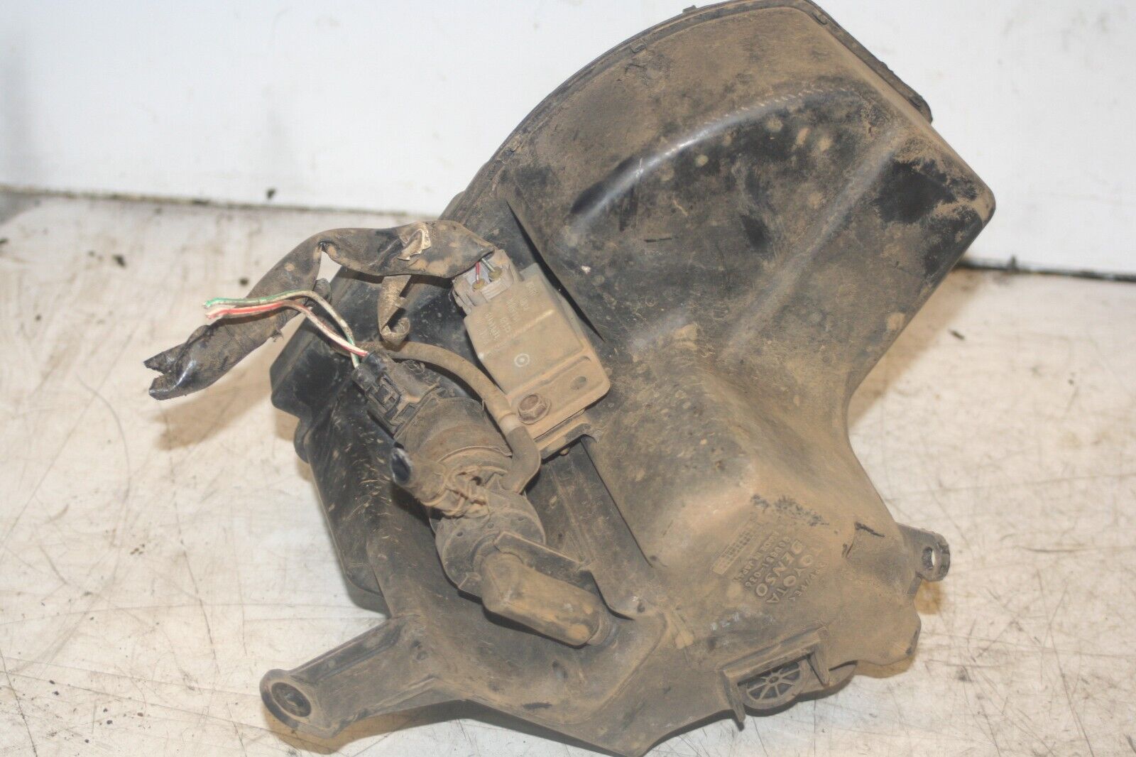 2004 LEXUS IS200. SCREEN WASH WASHER BOTTLE TANK + PUMP - Image 3