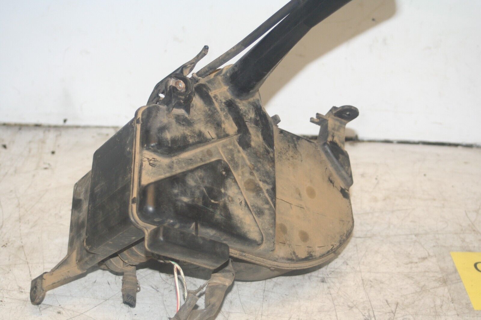 2004 LEXUS IS200. SCREEN WASH WASHER BOTTLE TANK + PUMP - Image 4