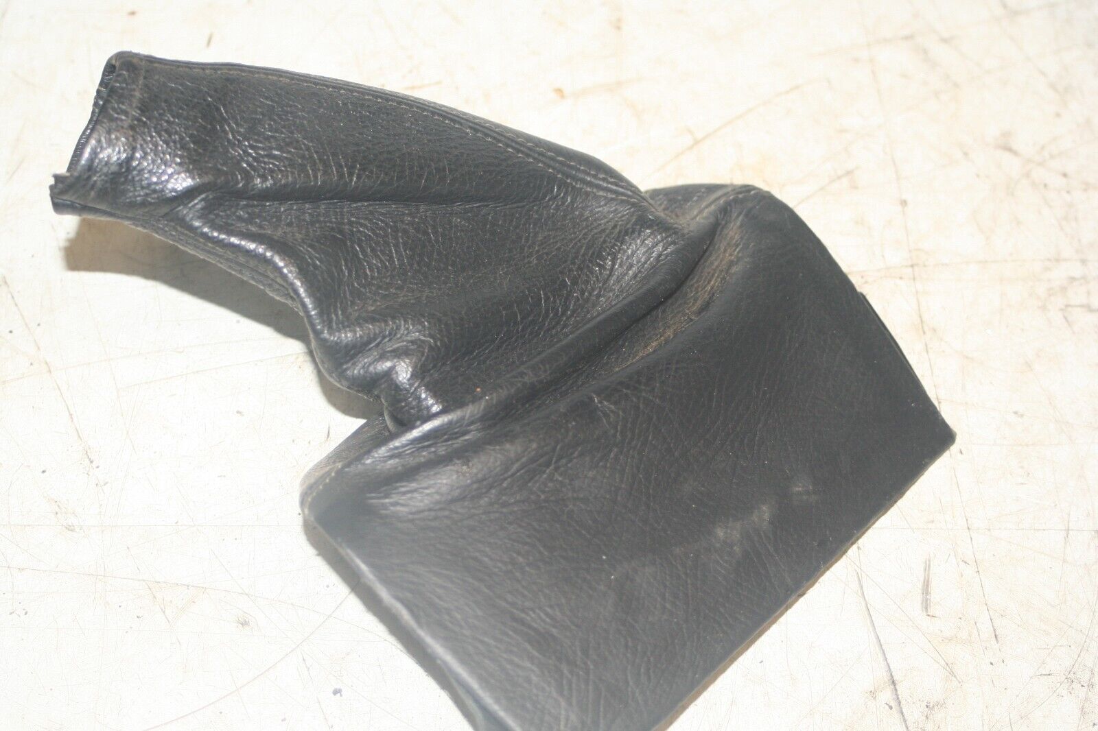 2004 LEXUS IS200. HANDBRAKE SURROUND GATOR