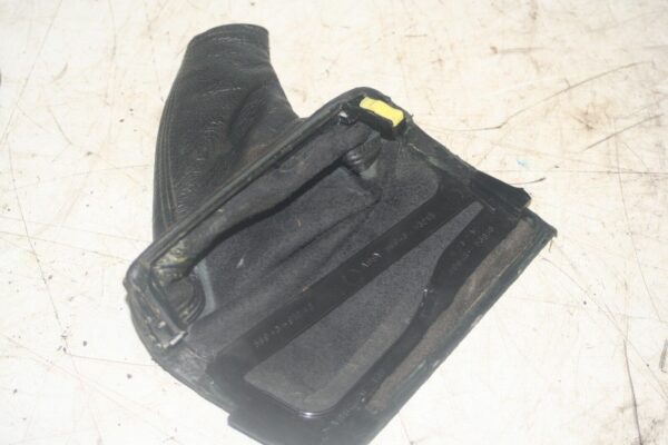 2004 LEXUS IS200. HANDBRAKE SURROUND GATOR - Image 2