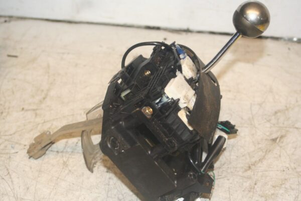2004 LEXUS IS200. AUTOMATIC GEAR SELECTOR - Image 3