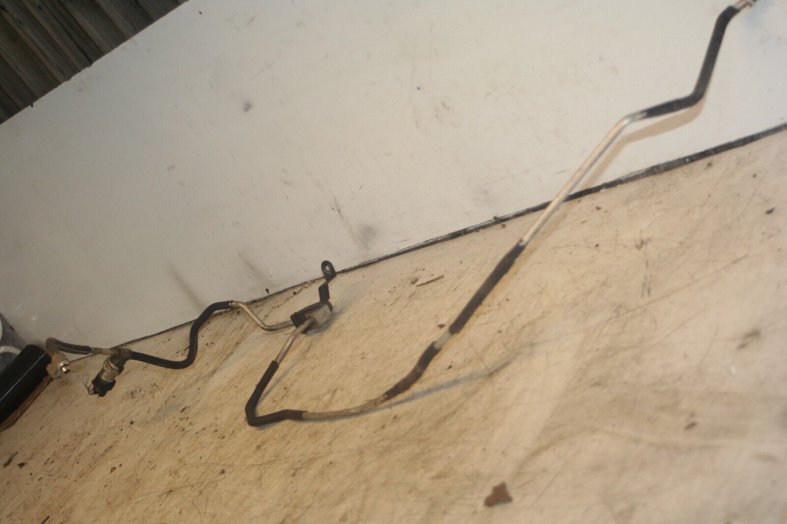 2004 LEXUS IS200. AIR CON PIPE + SENSOR - Image 2