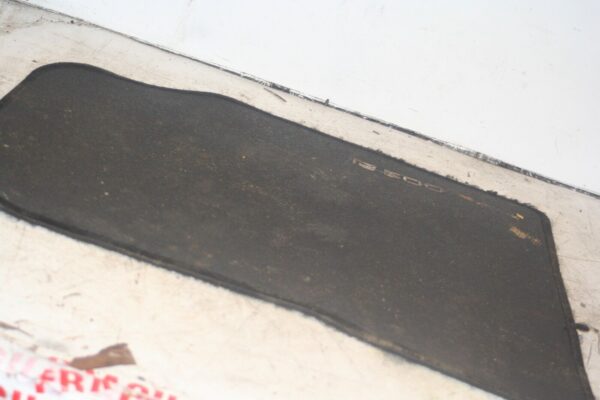 2004 LEXUS IS200. FLOOR MAT - Image 4
