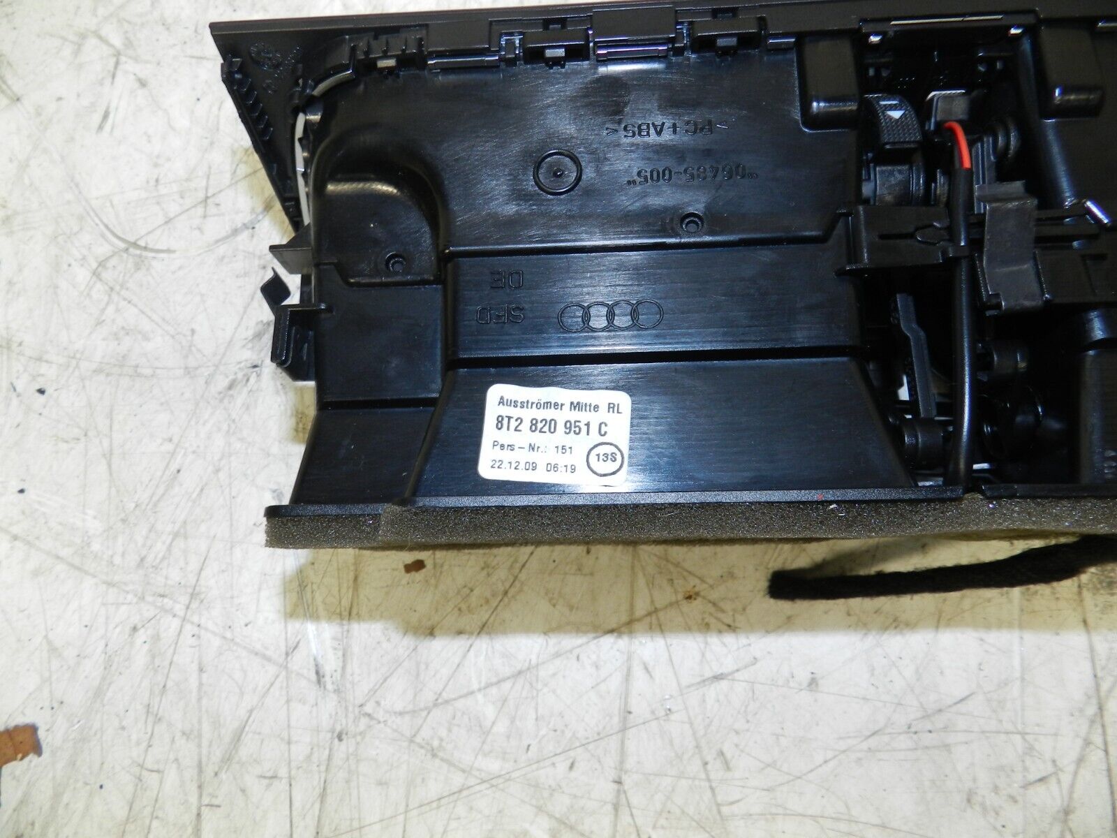 2014 AUDI S4 QUATRO A4 B8. TWIN AIR VENTS 8T2820951C - Image 2