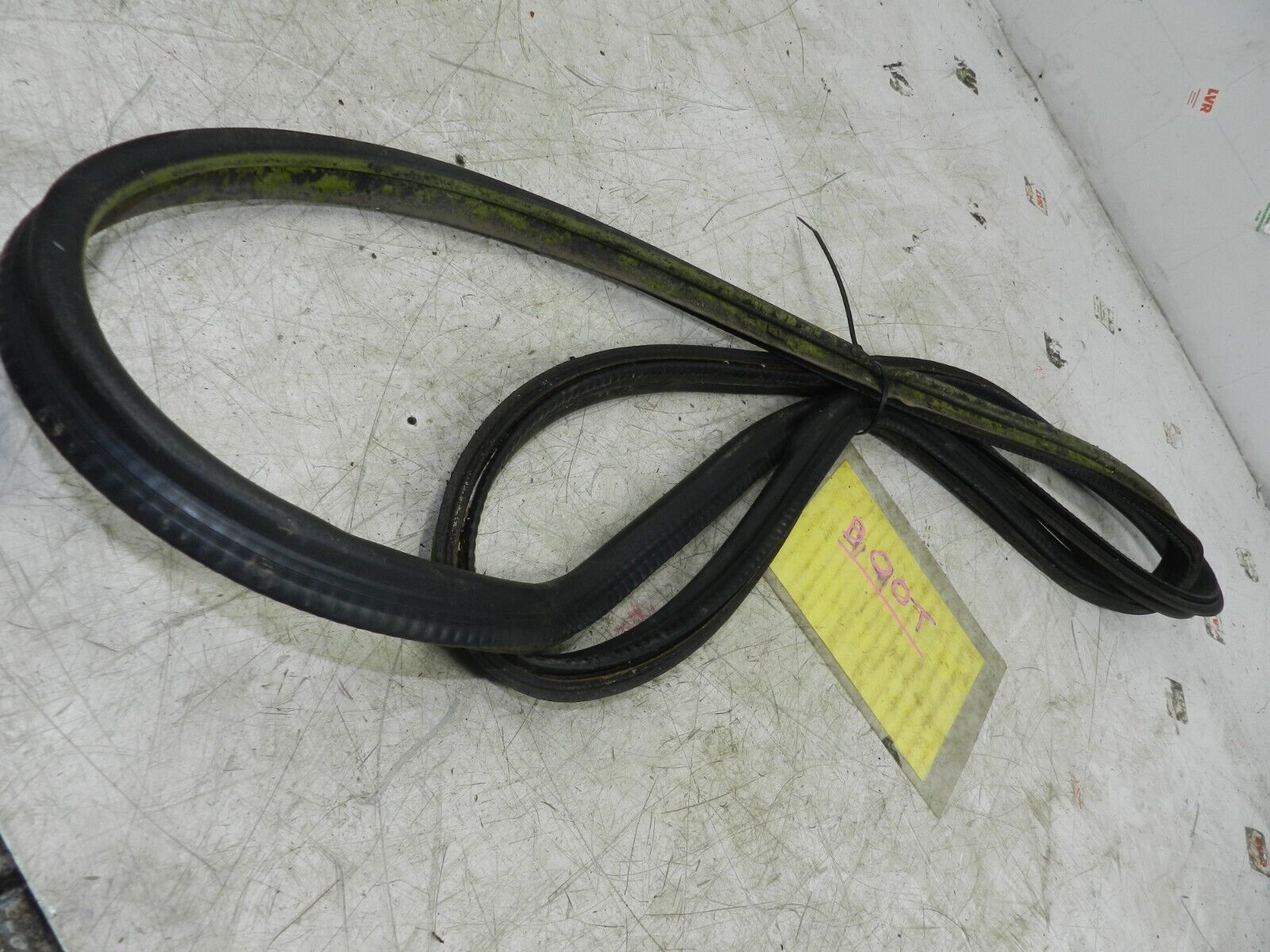 (141) MERCEDES E CLASS SALOON W210. BOOT LID TAIL GATE DOOR RUBBER - Image 2