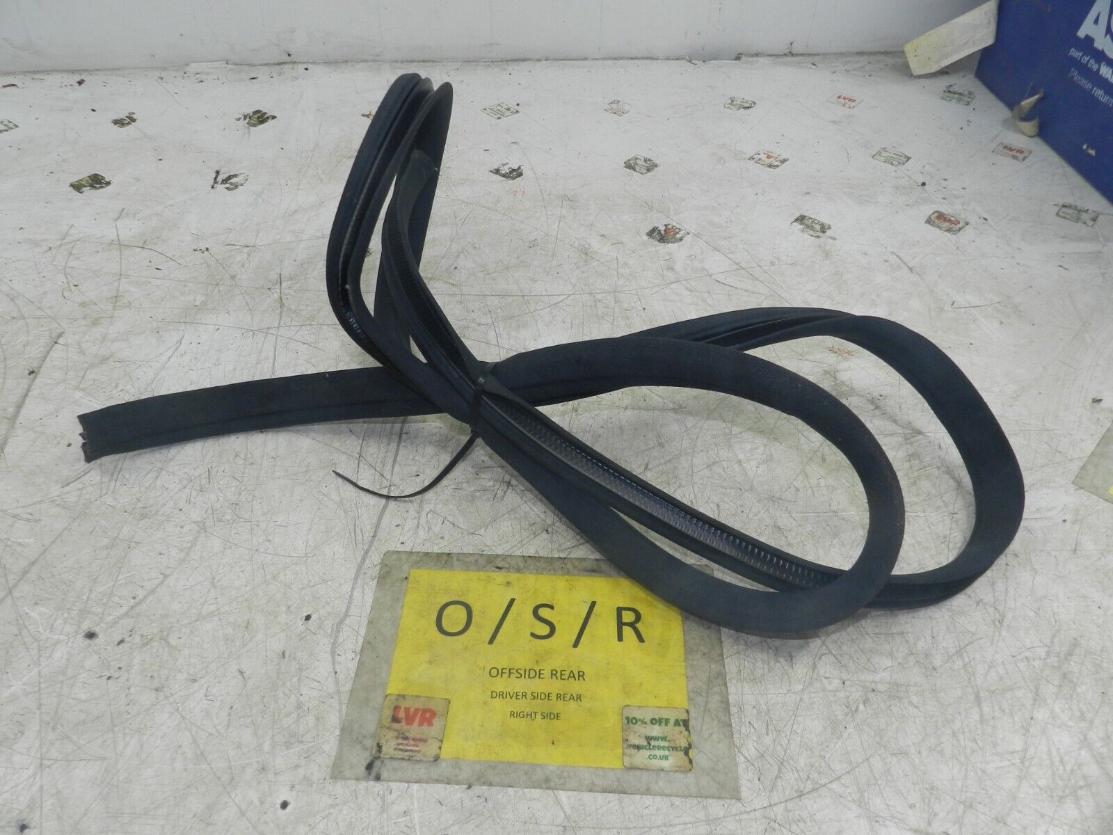 (141) MERCEDES E CLASS SALOON W210. DRIVER SIDE REAR DOOR RUBBER - Image 2