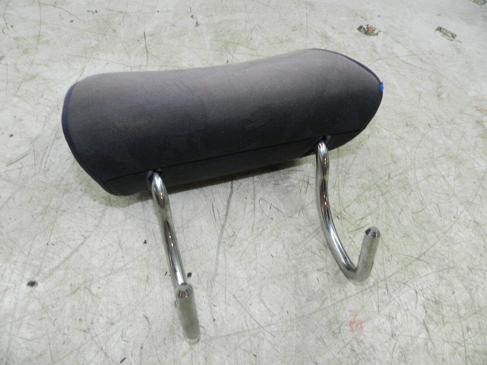 (141) MERCEDES E CLASS SALOON W210. REAR SEAT HEAD REST