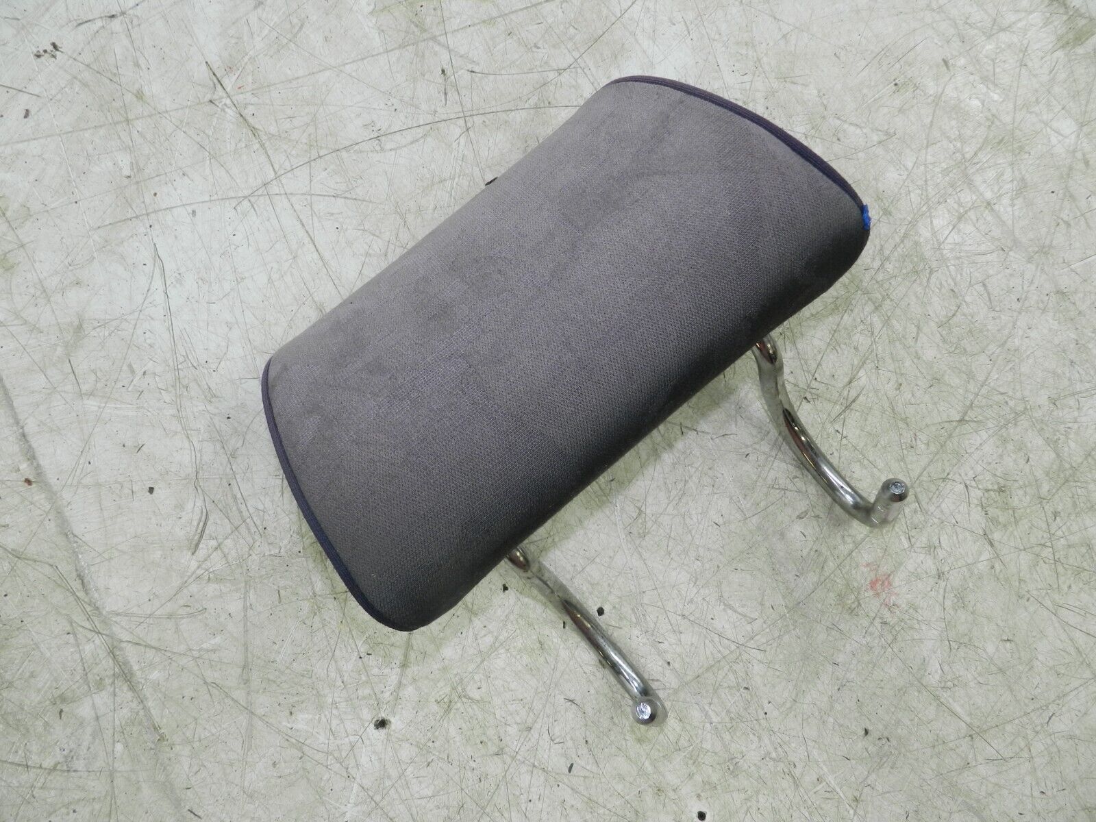 (141) MERCEDES E CLASS SALOON W210. REAR SEAT HEAD REST - Image 2
