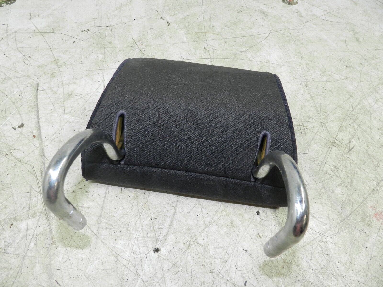 (141) MERCEDES E CLASS SALOON W210. REAR SEAT HEAD REST - Image 3