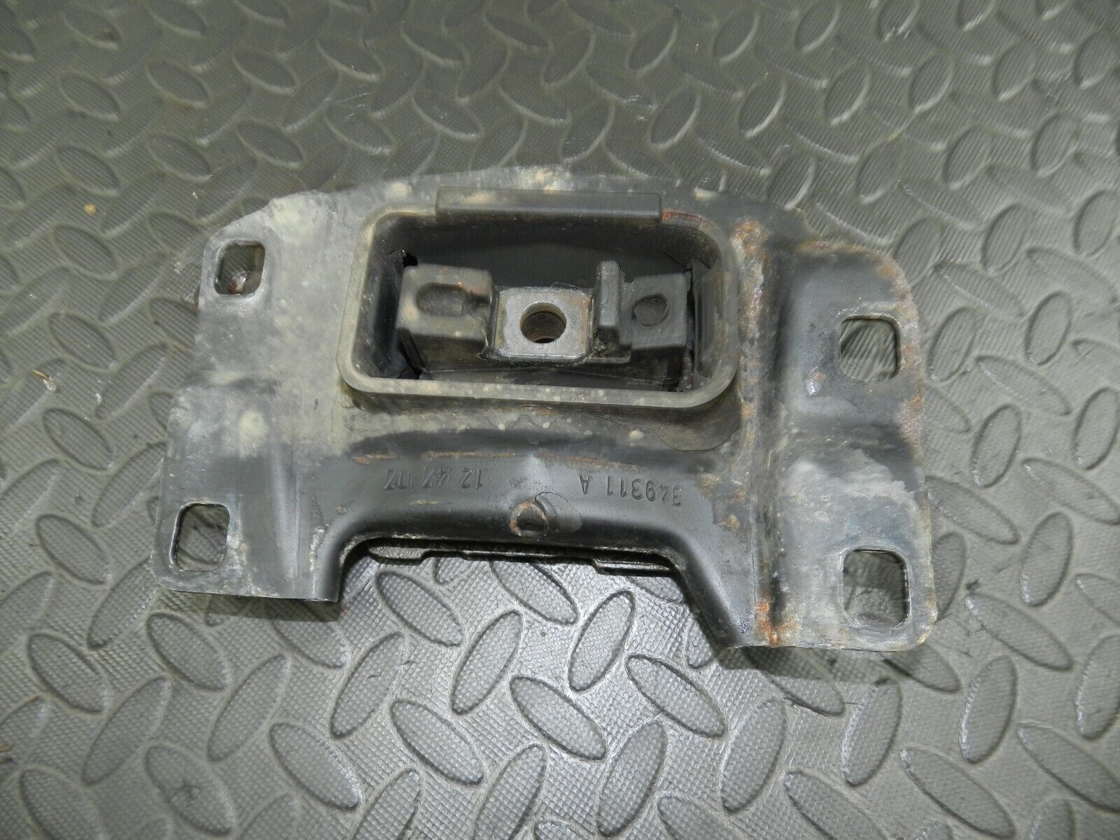 151. 2008 FORD FOCUS MK2 TITANIUM. GEAR BOX MOUNT