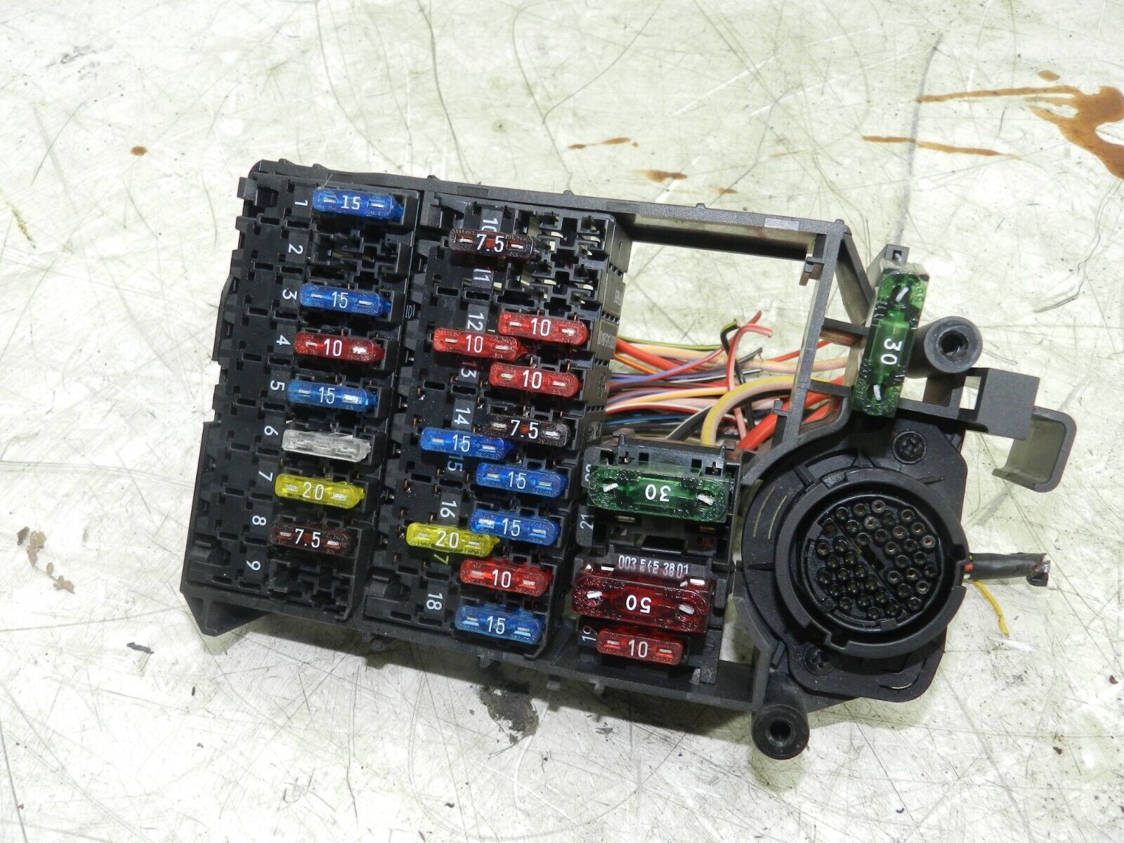 (141) MERCEDES E CLASS SALOON W210. FUSE BOX BOARD