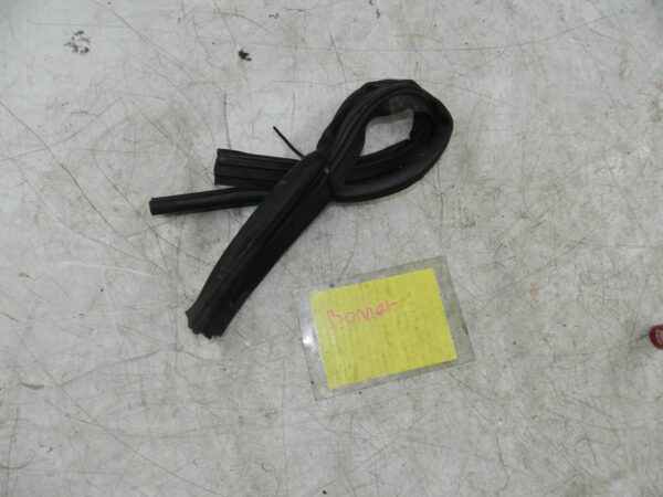 (141) MERCEDES E CLASS SALOON W210. BONNET RUBBER SEAL - Image 2