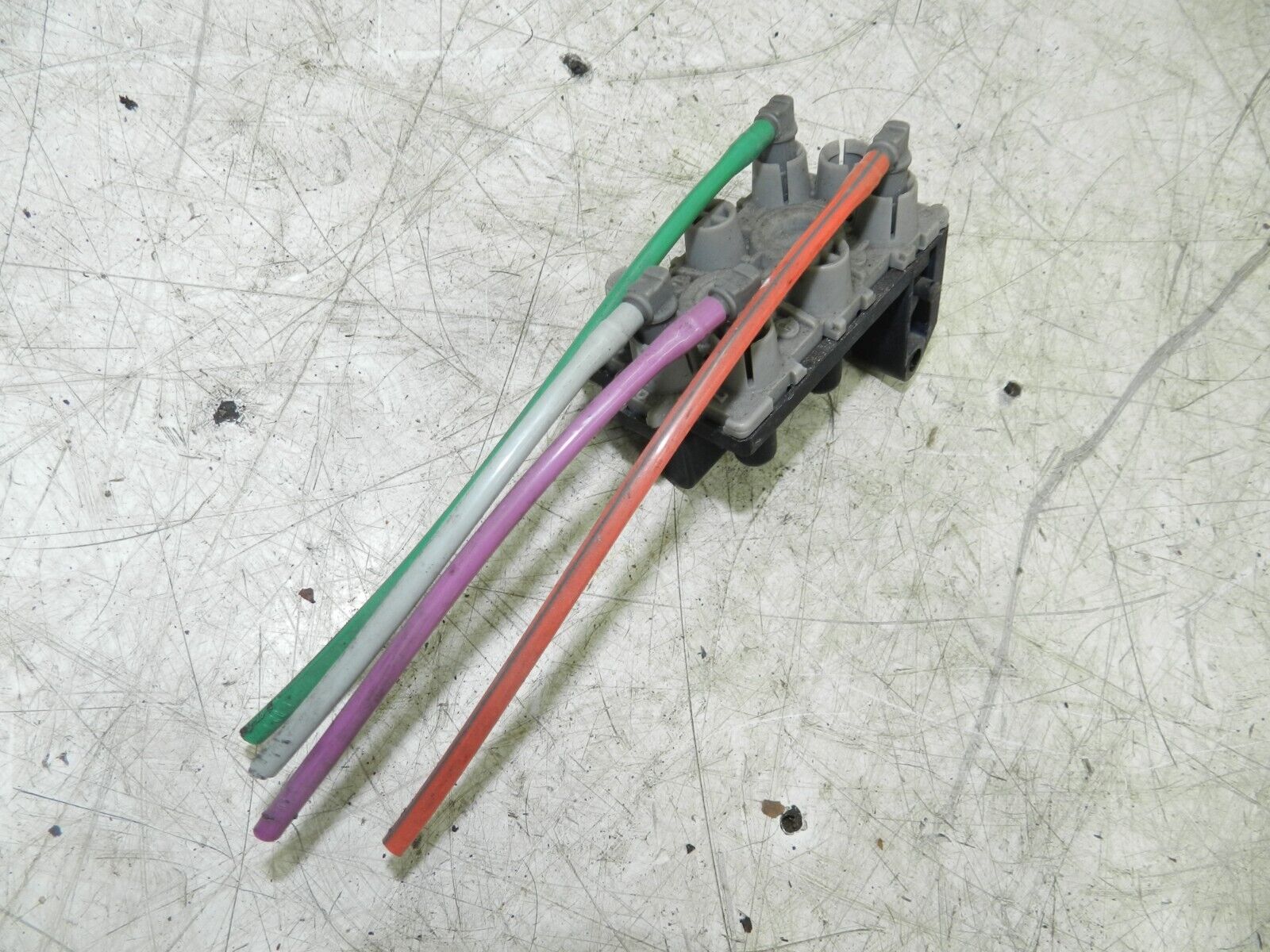 (141) MERCEDES E CLASS SALOON W210. AIR VACUUM PUMP SOLENOID - Image 2