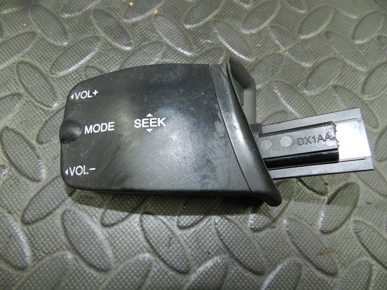 151. 2008 FORD FOCUS MK2 TITANIUM. RADIO STEERING WHEEL CONTROLS
