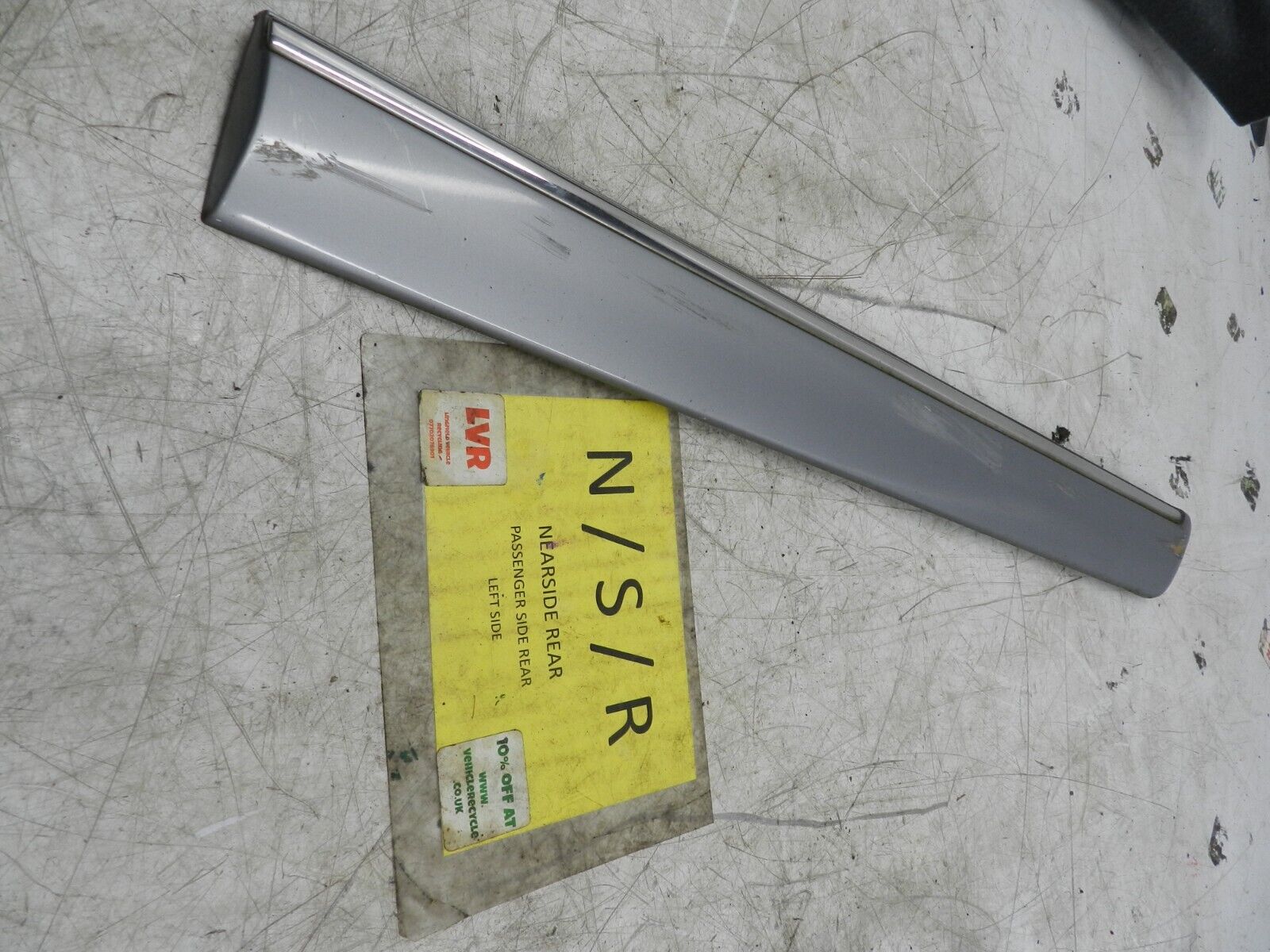 (141) MERCEDES E CLASS SALOON W210. EXTERNAL DOOR TRIM WING PASSENGER SIDE FRONT