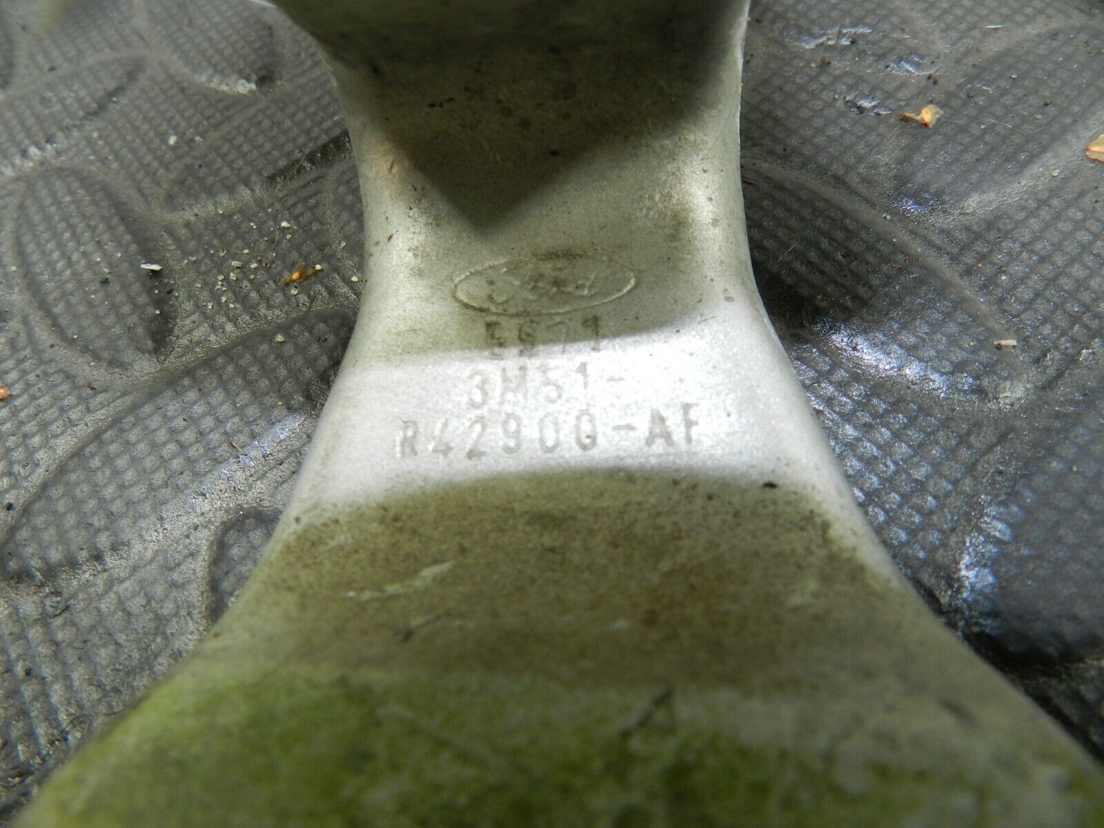 151. 2008 FORD FOCUS MK2 TITANIUM. BOOT LID TAILGATE HINGE - Image 2