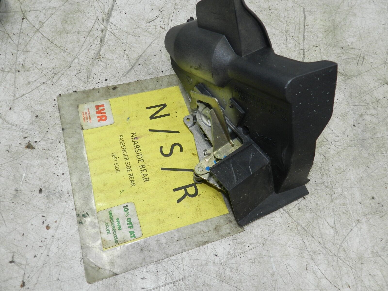 (141) MERCEDES E CLASS SALOON W210. PASSENGER SIDE REAR DOOR LOCK MECHANISM - Image 2