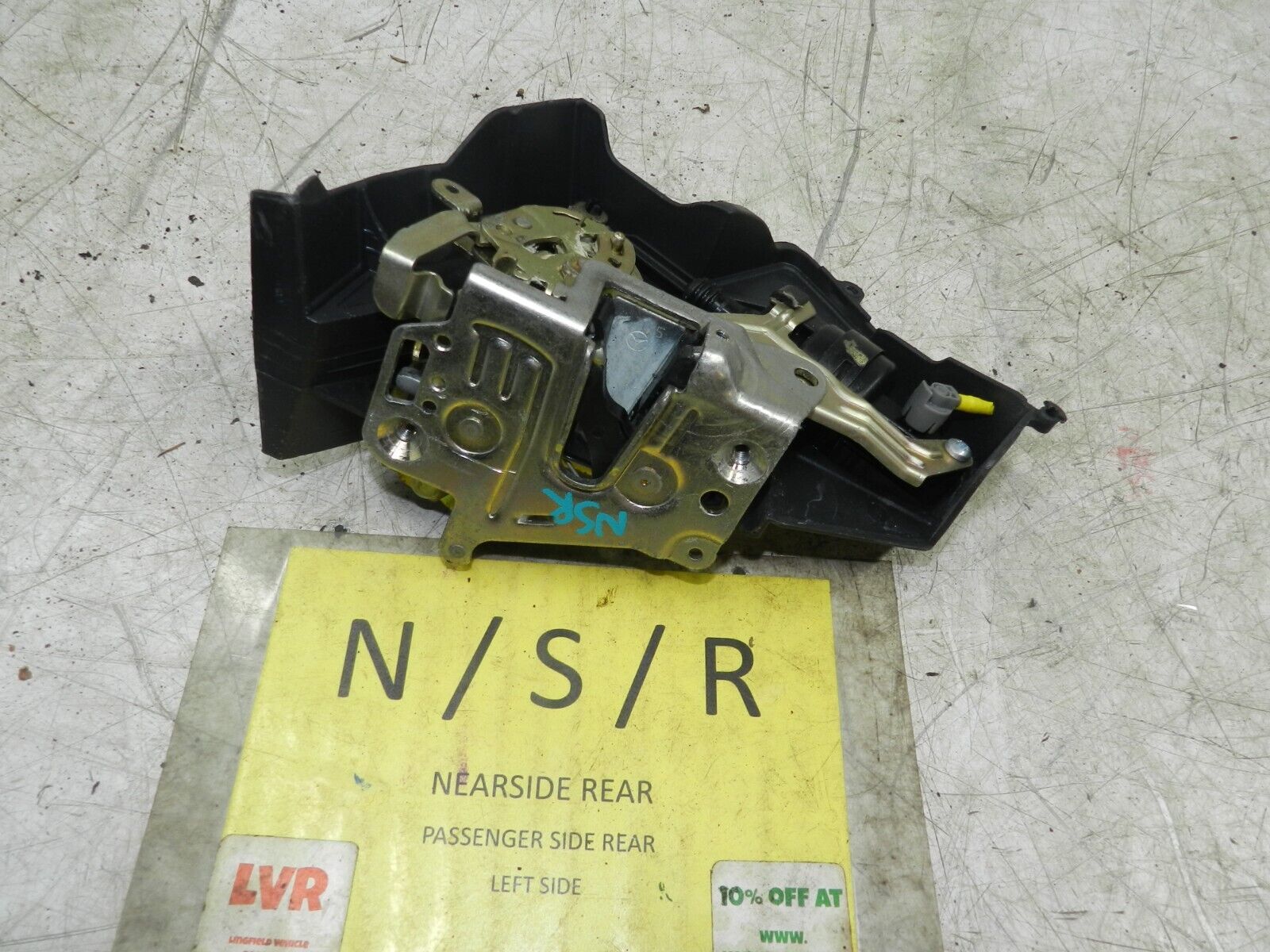 (141) MERCEDES E CLASS SALOON W210. PASSENGER SIDE REAR DOOR LOCK MECHANISM - Image 4