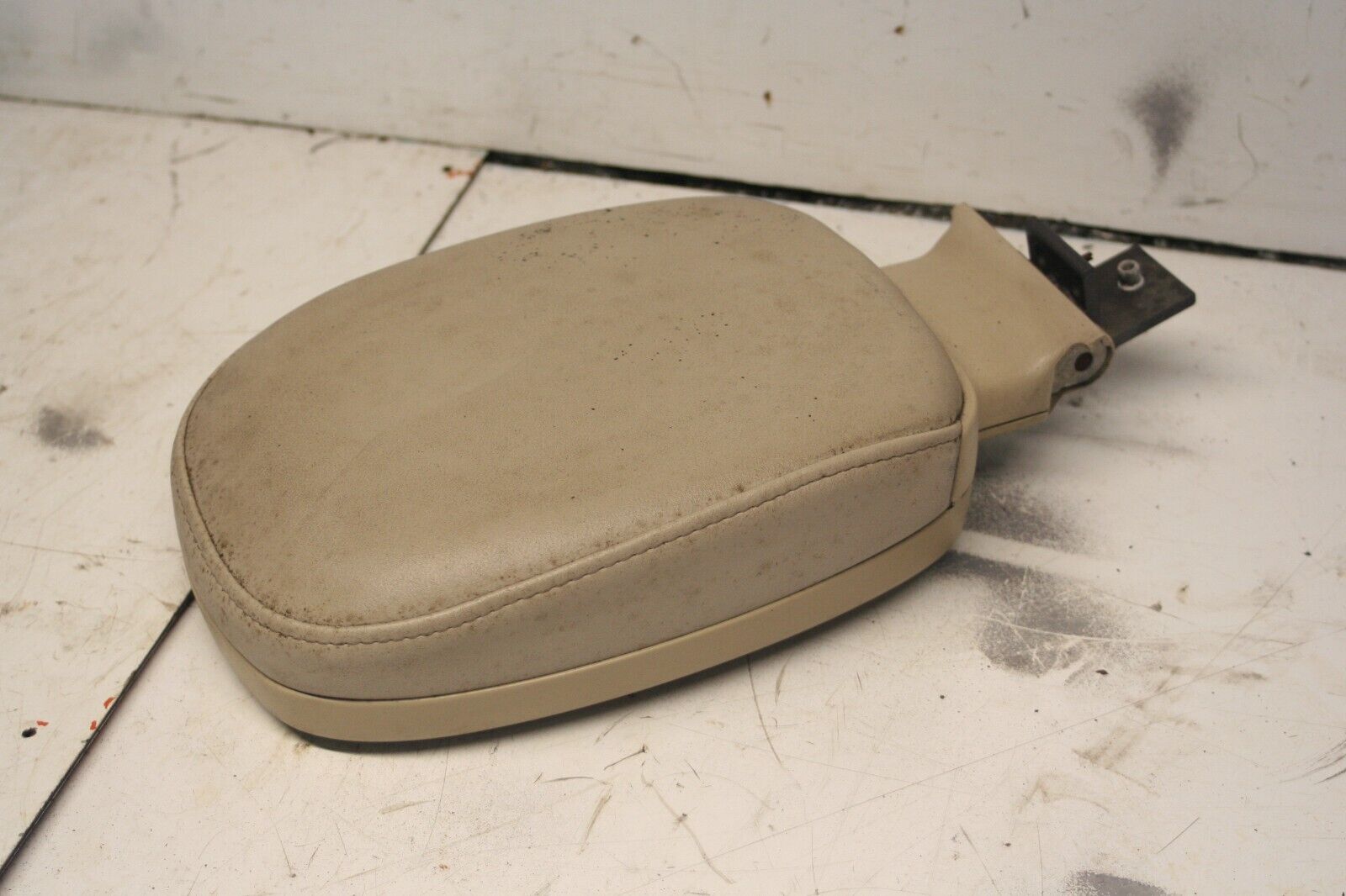 2001 LAND ROVER DISCOVERY 2 TD5. 3RD THIRD HEAD REST