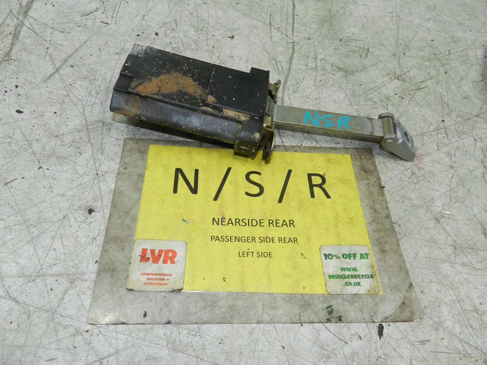 (141) MERCEDES E CLASS SALOON W210. PASSENGER SIDE REAR STAY CHECK STRAP