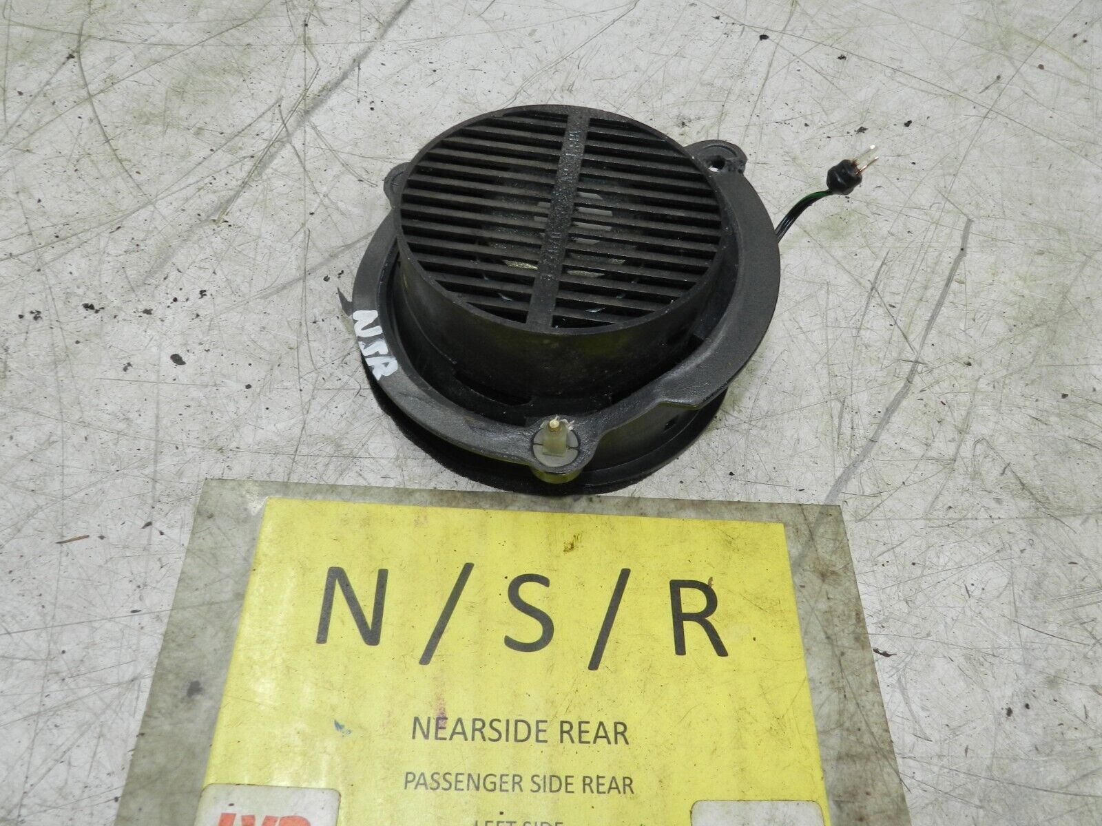 (141) MERCEDES E CLASS SALOON W210. PASSENGER SIDE REAR DOOR SPEAKER - Image 4