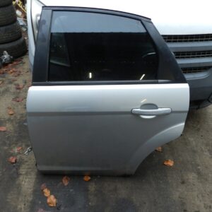151. 2008 FORD FOCUS MK2 TITANIUM. PASSENGER SIDE REAR DOOR IN SILVER RUSTED