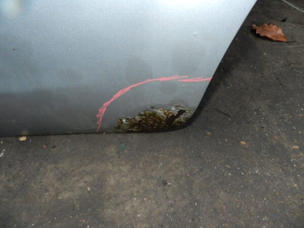 151. 2008 FORD FOCUS MK2 TITANIUM. PASSENGER SIDE REAR DOOR IN SILVER RUSTED - Image 2