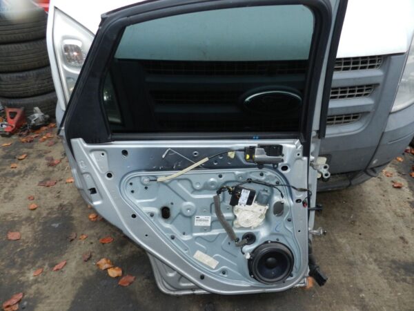 151. 2008 FORD FOCUS MK2 TITANIUM. PASSENGER SIDE REAR DOOR IN SILVER RUSTED - Image 3